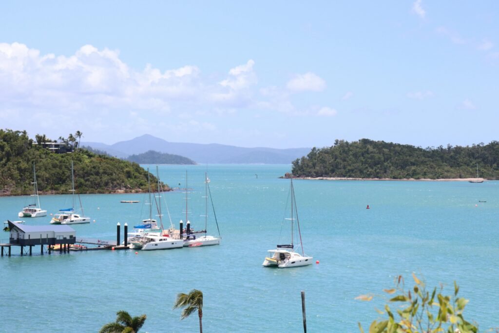 shows a boat on the Whitsundays. This is an alternative to the traditional Airlie Beach Nightlife scene.
